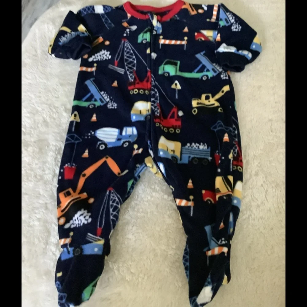 Place one-size zipper outfit with big machines 0-3mo